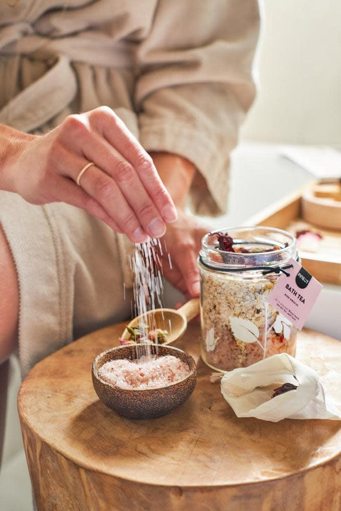 Pineut: Badthee - rozen en hibiscus