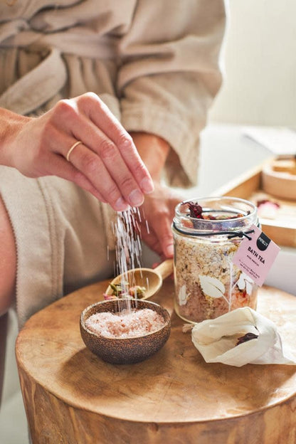 Pineut: Badthee - rozen en hibiscus
