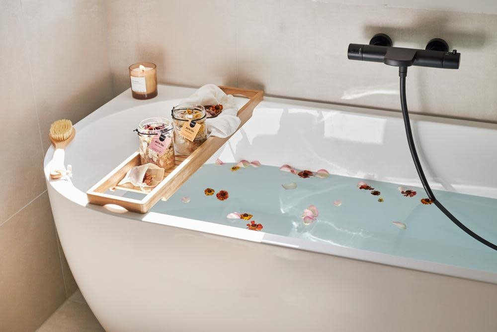 Pineut: Badthee - rozen en hibiscus