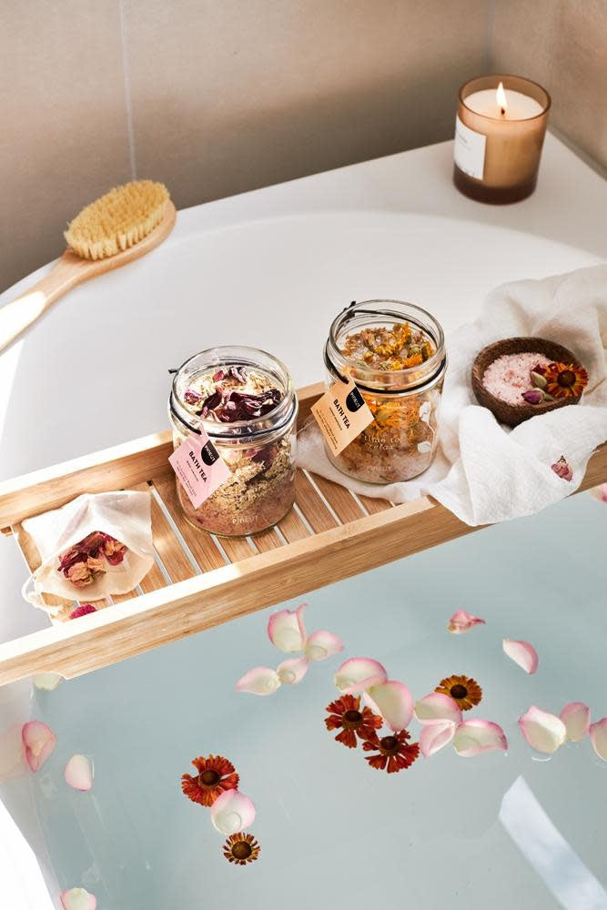Pineut: Badthee - rozen en hibiscus