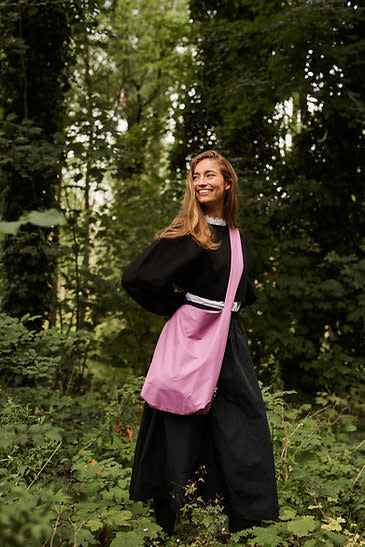 tinne + mia cross: Feel good bag - pale pansy | super duper