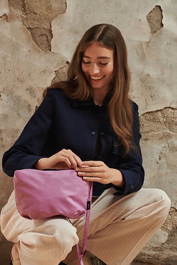 tinne + mia cross body bag -  pale pansy | super duper