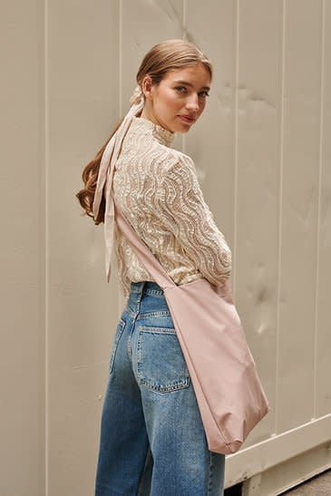 tinne + mia cross: Feel good bag - rose smoke | my darling companion