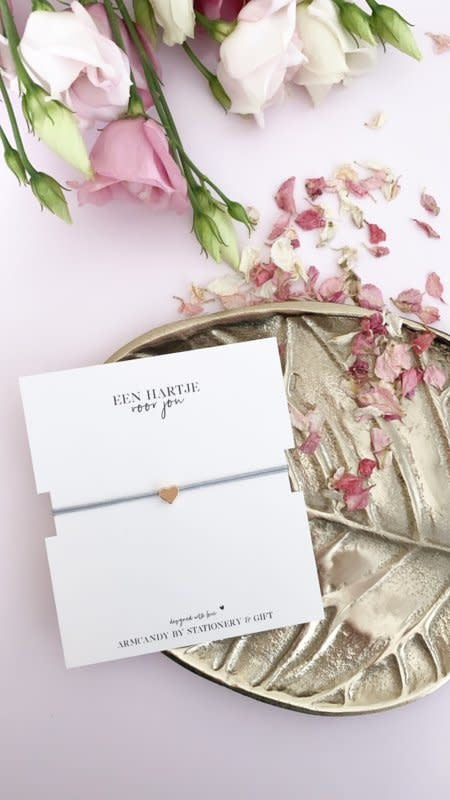Stationery & gift armbandje grijs met een gouden hart