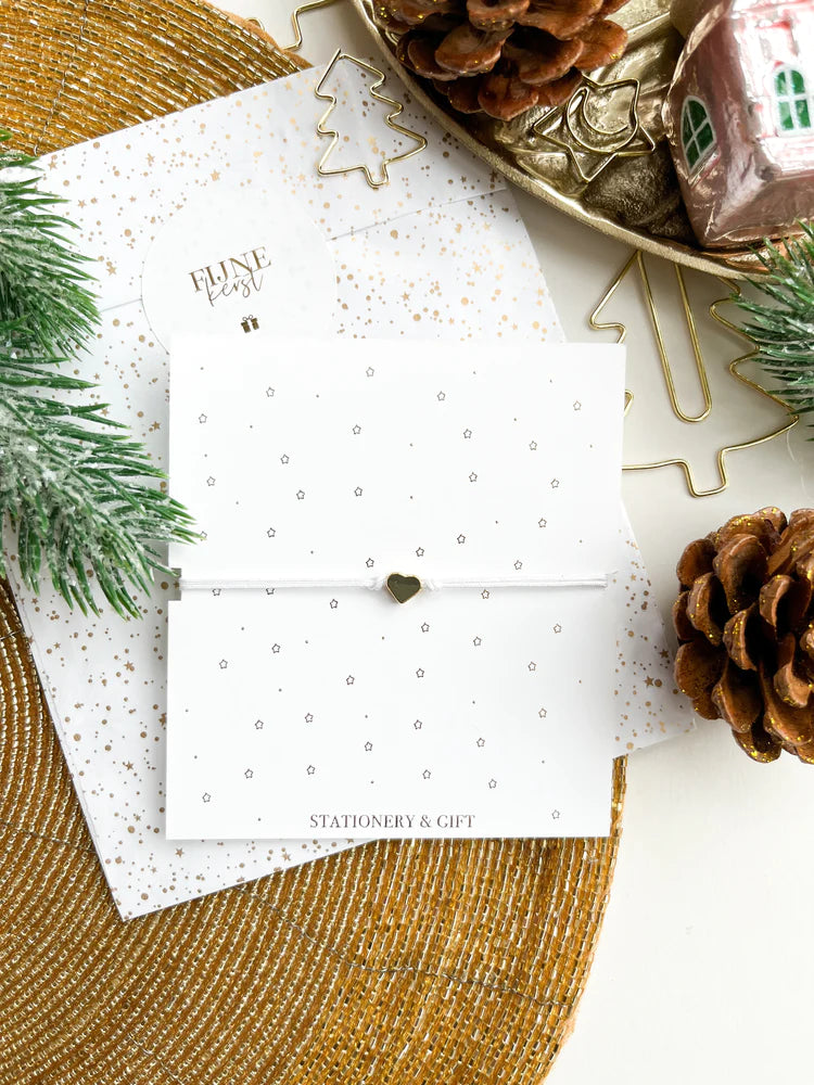 Stationery & gift: armbandje wit met een gouden hart