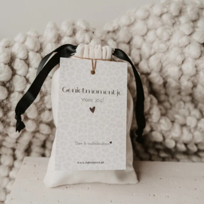 Label ZeeV: Stoffen zakje met kaartje "genietmomentje voor jou" | thee met truffelbonbons