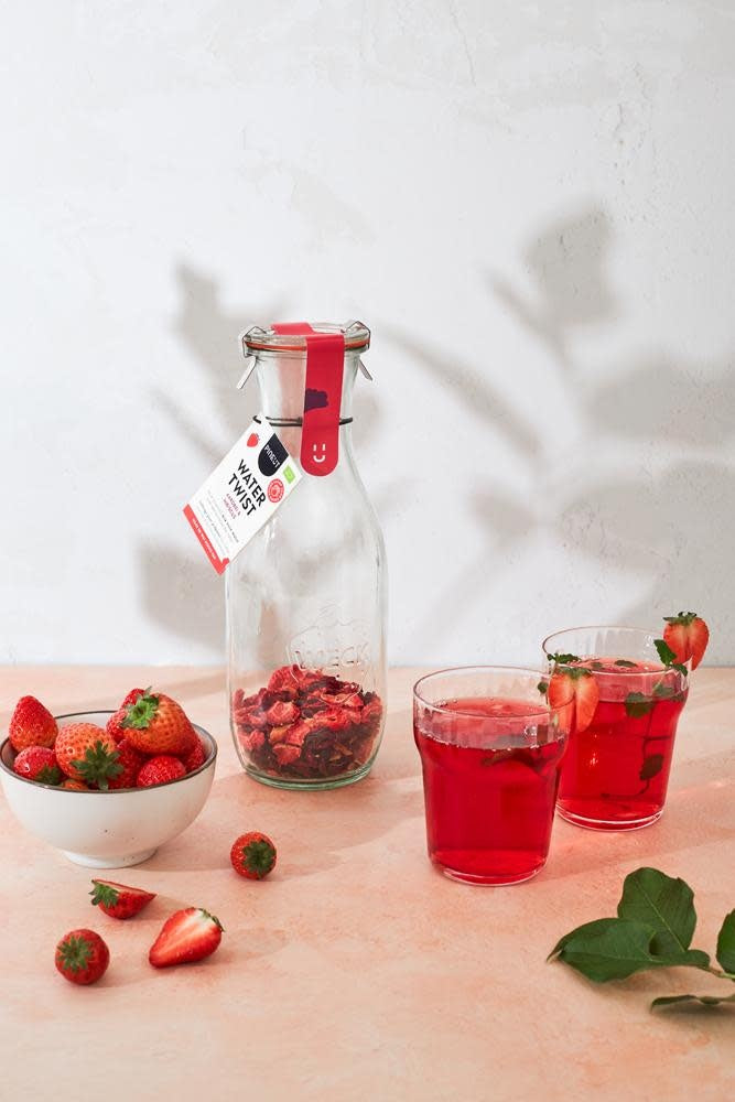Pineut: Watertwist Karaf Aardbei Hibiscus BIO