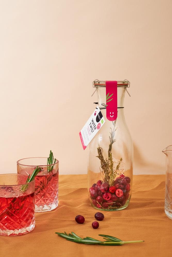 Pineut: Watertwist Karaf Cranberry Kers Rozemarijn BIO