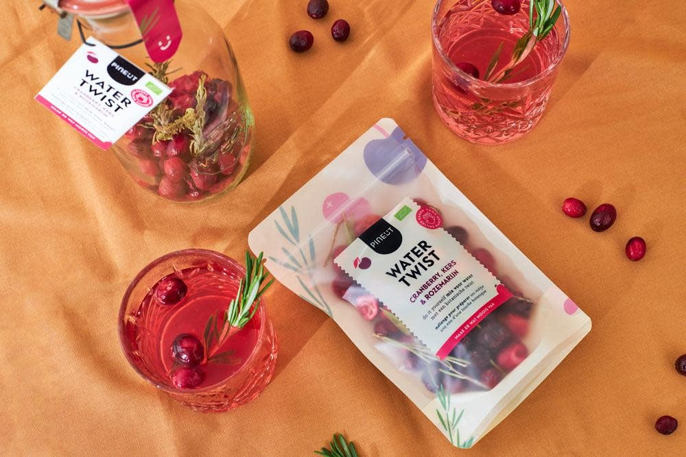 Pineut: Watertwist Pouchbag Cranberry Kers Rozemarijn BIO