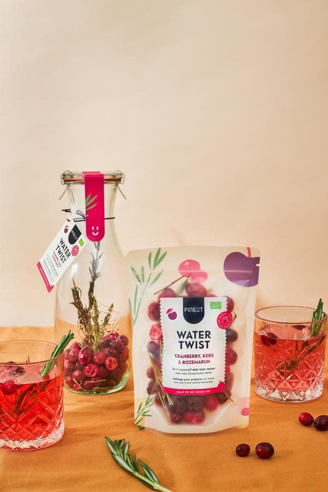 Pineut: Watertwist Pouchbag Cranberry Kers Rozemarijn BIO