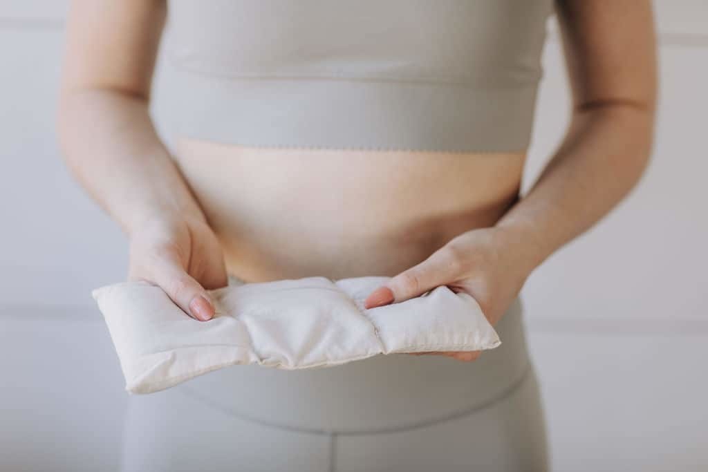 Jannekes warmtesjaal Stippen zwart | biologisch lijnzaad | oogkussen 25×13 cm
