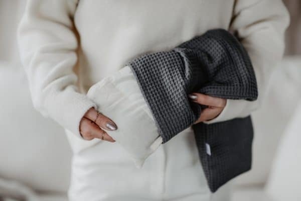 Janneke's warmtesjaal wafelstof antraciet | biologisch lijnzaad